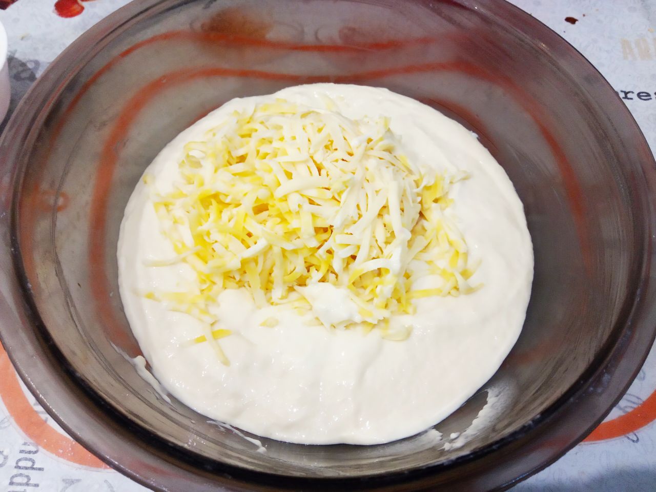 Заливной мясной пирог на кефире с сыром, вкусный и аппетитный: Добавляем тертый сыр, перемешиваем.