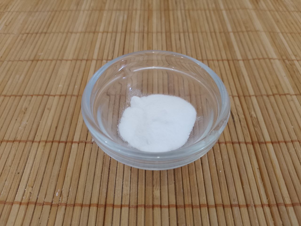 Домашнее печенье с кокосовой стружкой, песочное и рассыпчатое: Муку смешиваем с разрыхлителем для теста и просеиваем через мелкое сито. Смешиваем муку с крахмалом и