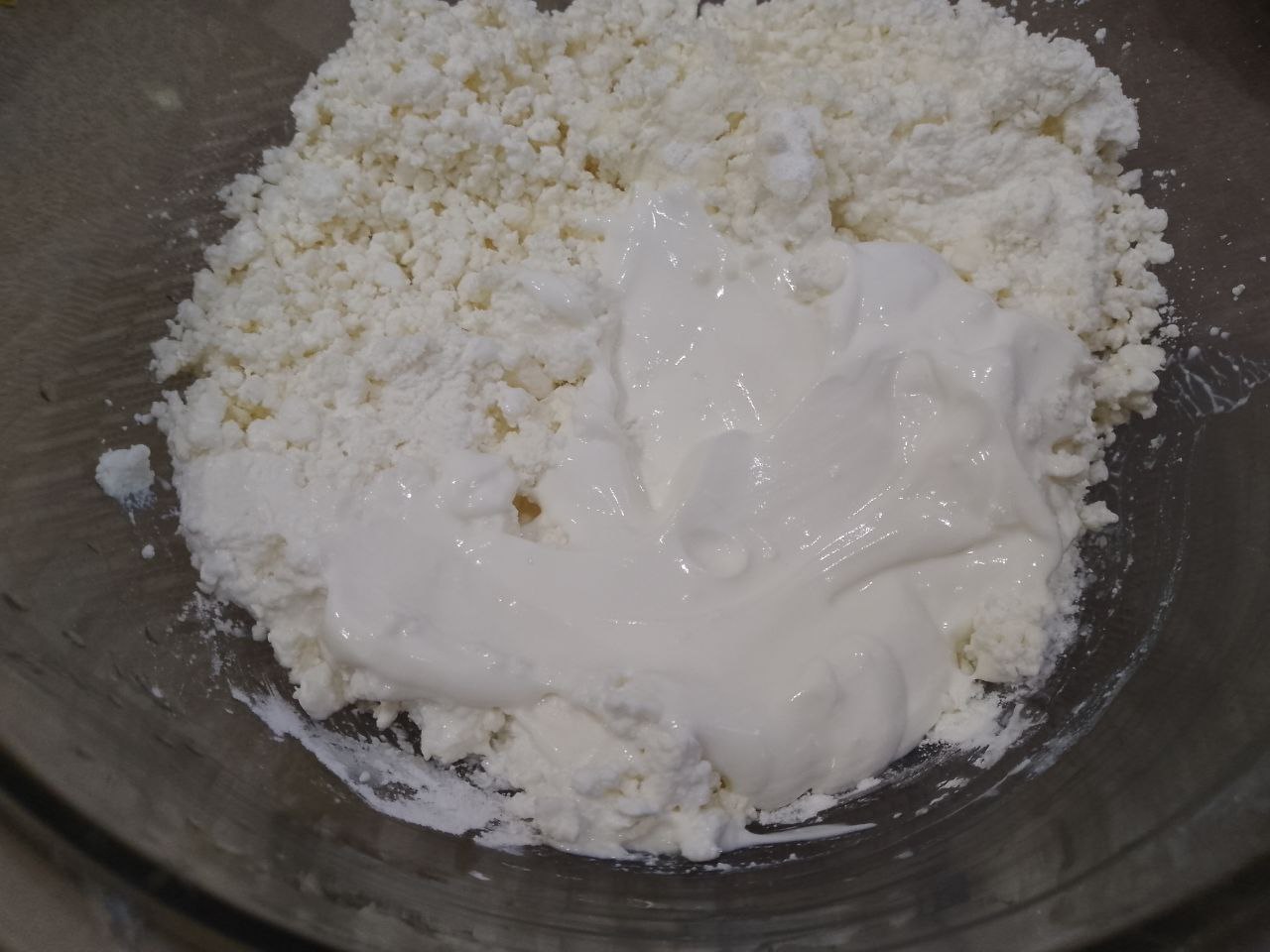 Пирог из песочной крошки, с творожной начинкой и замороженными ягодами: Приготовим творожную начинку.
