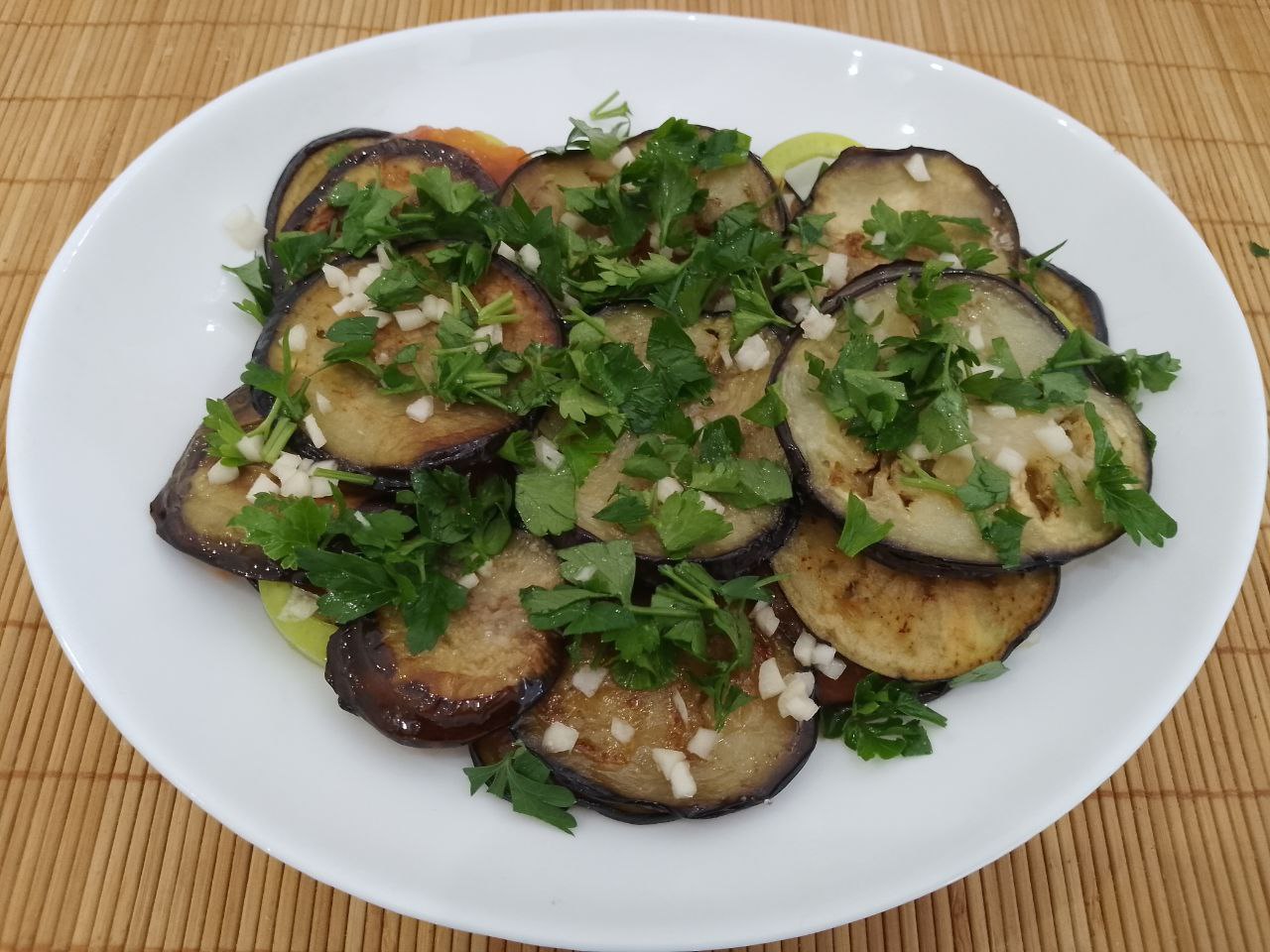 Салат из жареных баклажанов, помидоров, перца, чеснока и зелени, вкусный и аппетитный: Продолжаем чередование баклажанов, чеснока, зелени, перца и заливаем протертыми помидорами.
