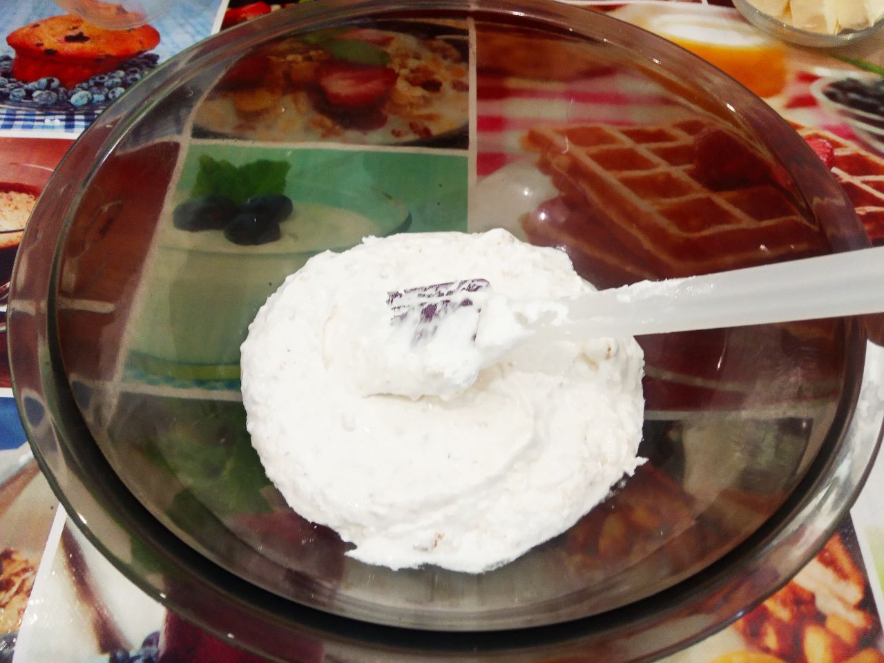 Торт с нежным масляным кремом и джемом: Белковую массу перекладываем в сотейник или кастрюлю с двойным  дном и ставим на слабый огонь. Белковую массу
