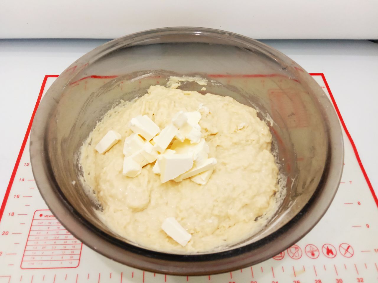 Сахарные булочки к чаю, просто и вкусно: Кладем размягченное сливочное масло, размешиваем.