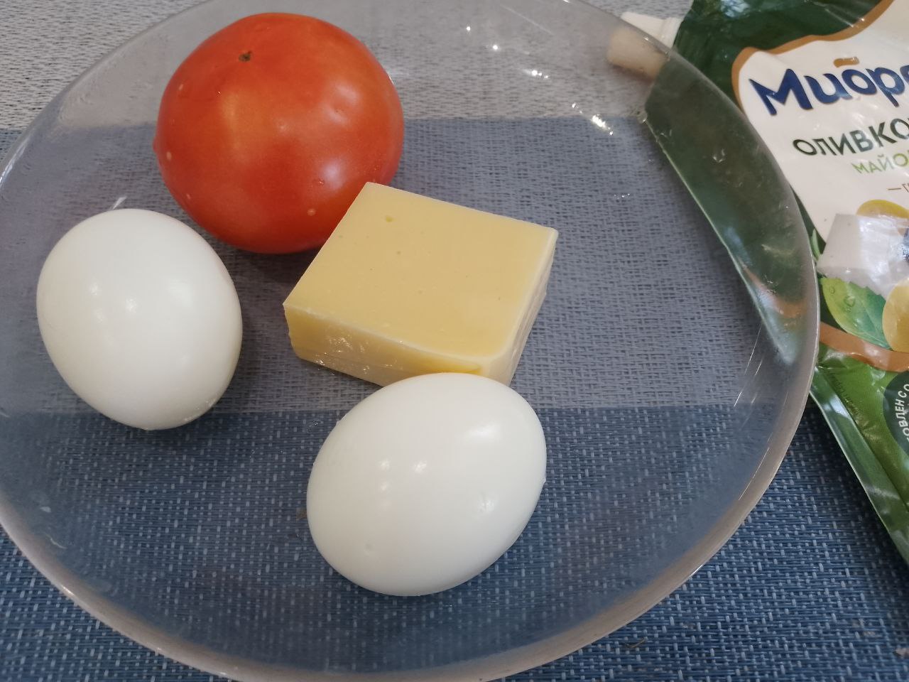 Мясные котлеты с начинкой, запеченные в духовке: Приготовим начинку из яиц, сыра и помидоров.