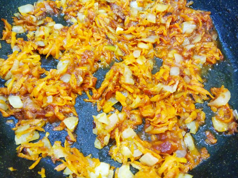 Тушеные замороженные овощи, полезно и вкусно: Добавляем томатную пасту к обжаренным луку с морковью, у меня домашняя томатная паста, я добавляю 4 столовые
