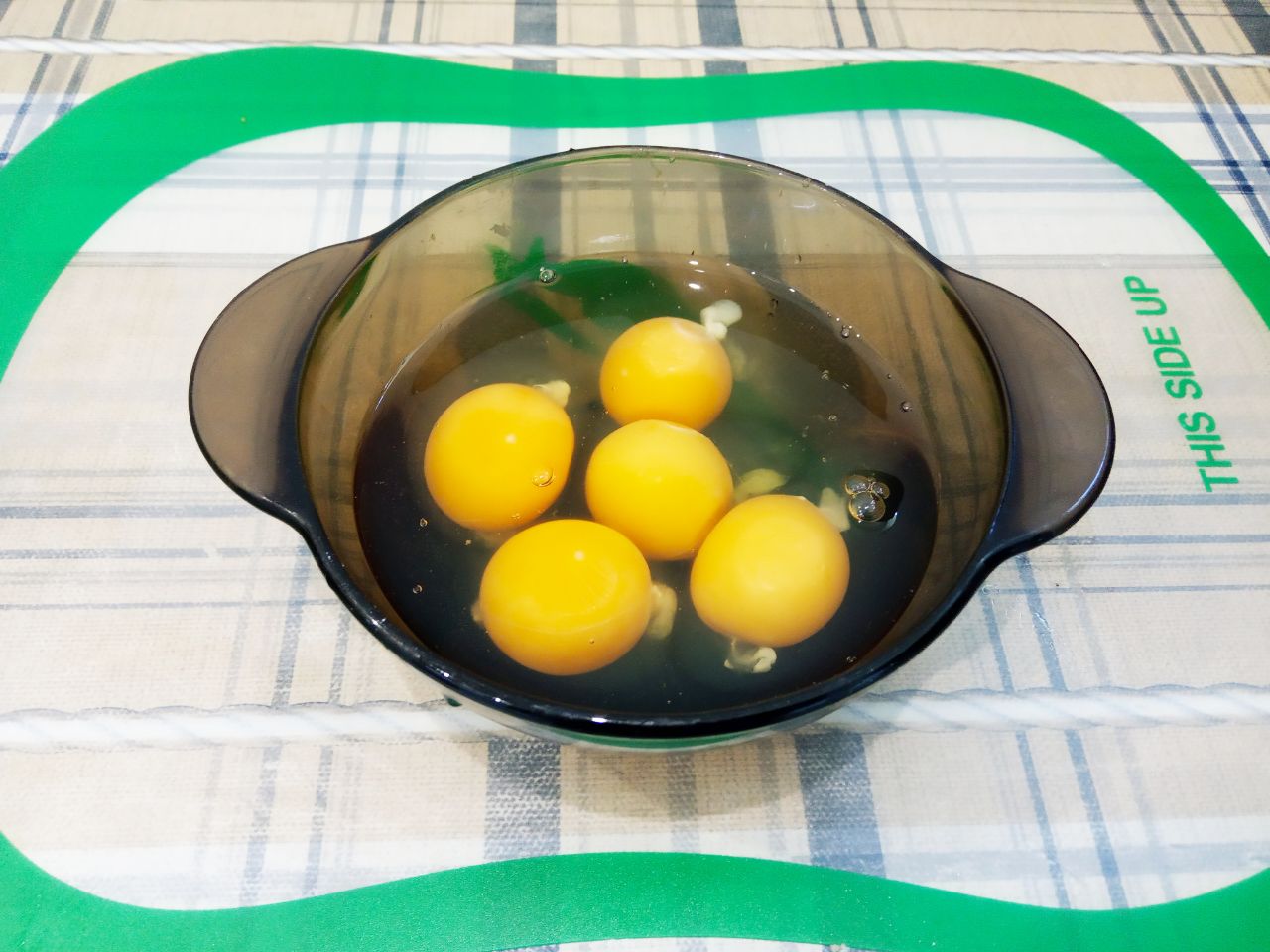 Аппетитные сырные блинчики с мясной начинкой: Яйца разбиваем в посуду или миску.
