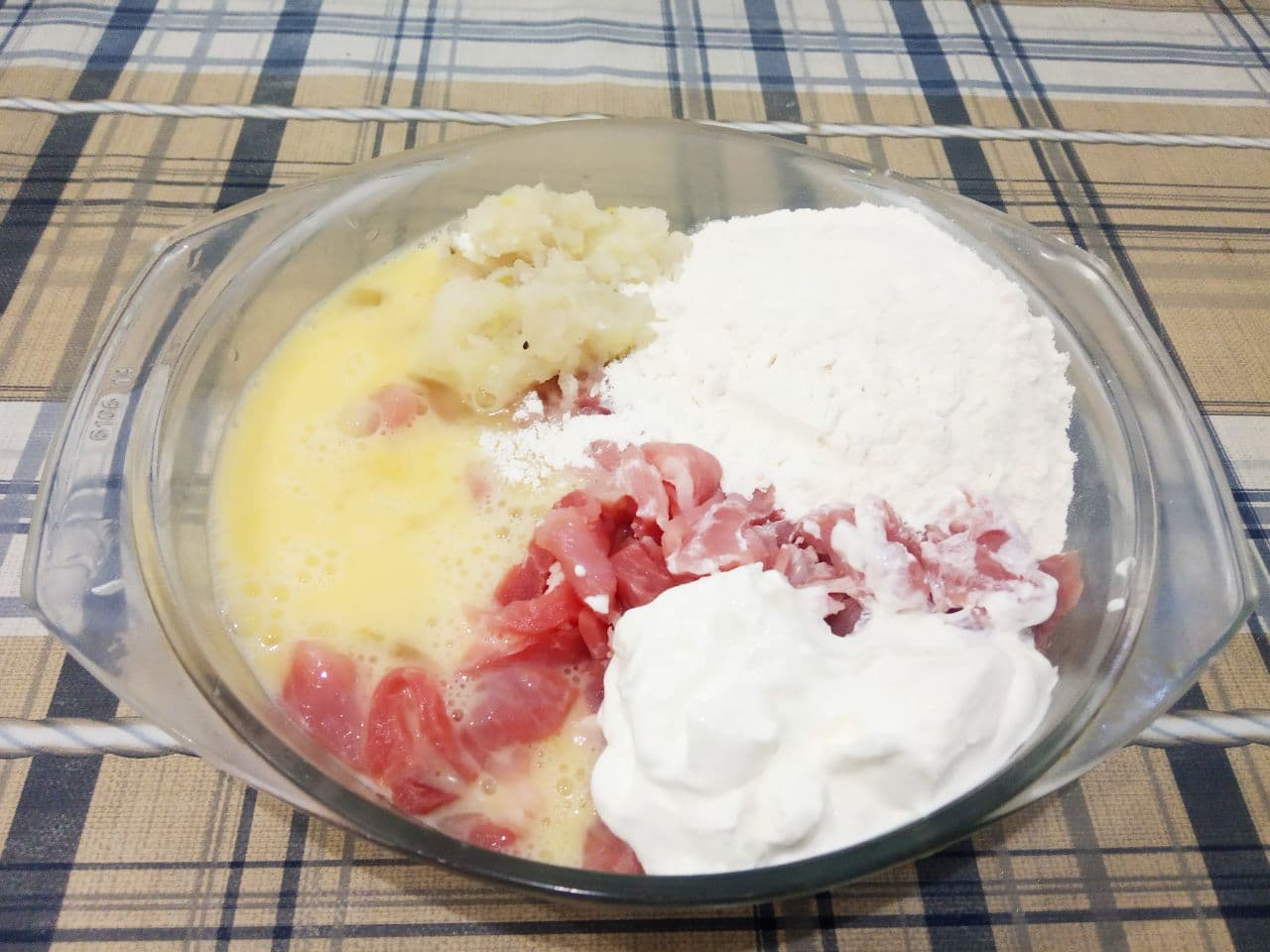 Котлеты из мелко рубленного мяса, сочные и нежные: Соединяем полосочки мяса, сметаны, муки, крахмала, яиц и соевого соуса, перемешиваем. Солим и перчим по вкусу