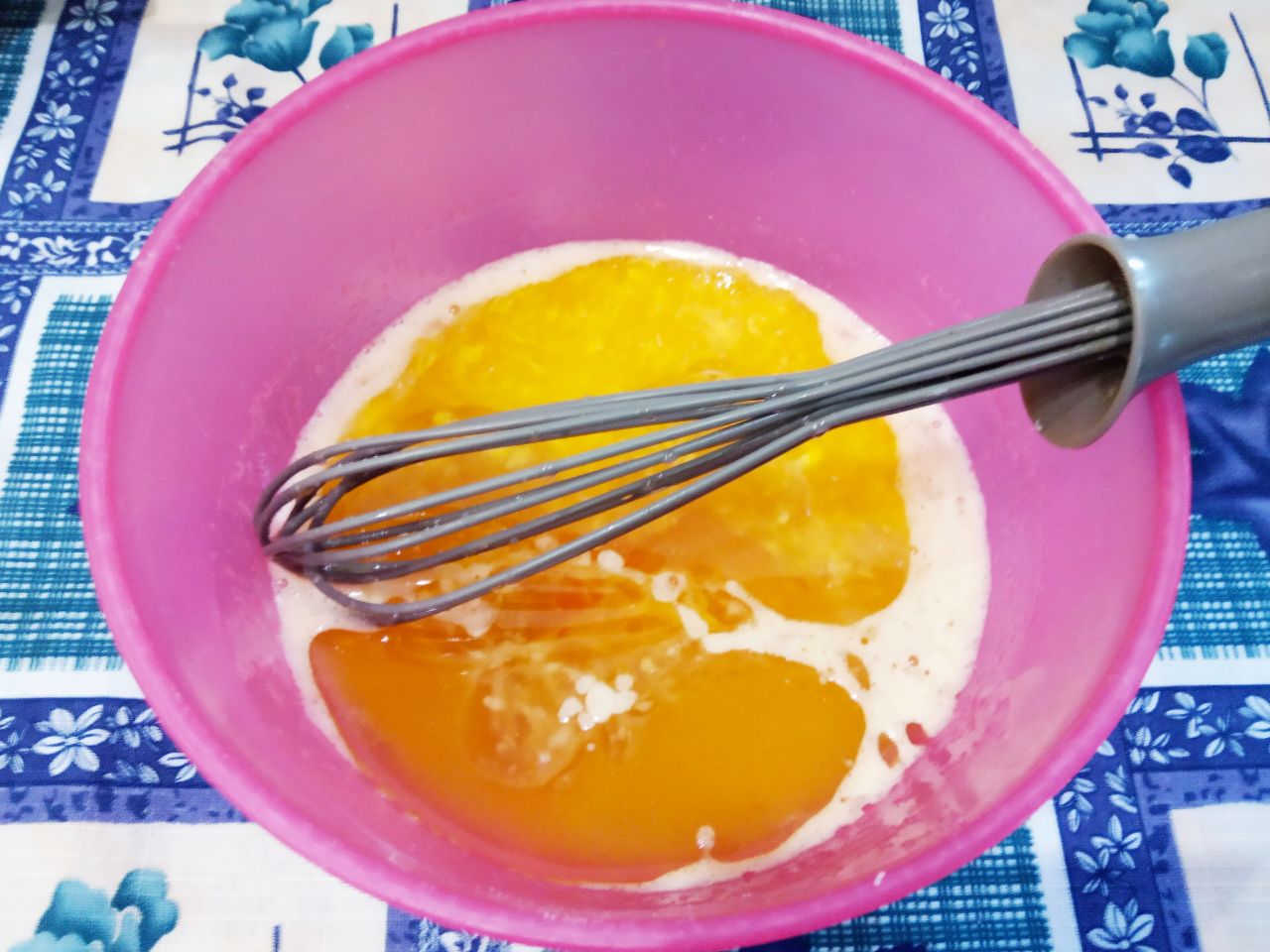 Печенье с джемом и кунжутом подсушенное в духовке: Вливаем растительное масло и хорошо размешиваем.