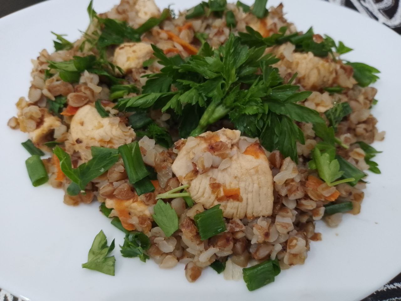 Гречневая каша с овощами и филе, простое и вкусное блюдо