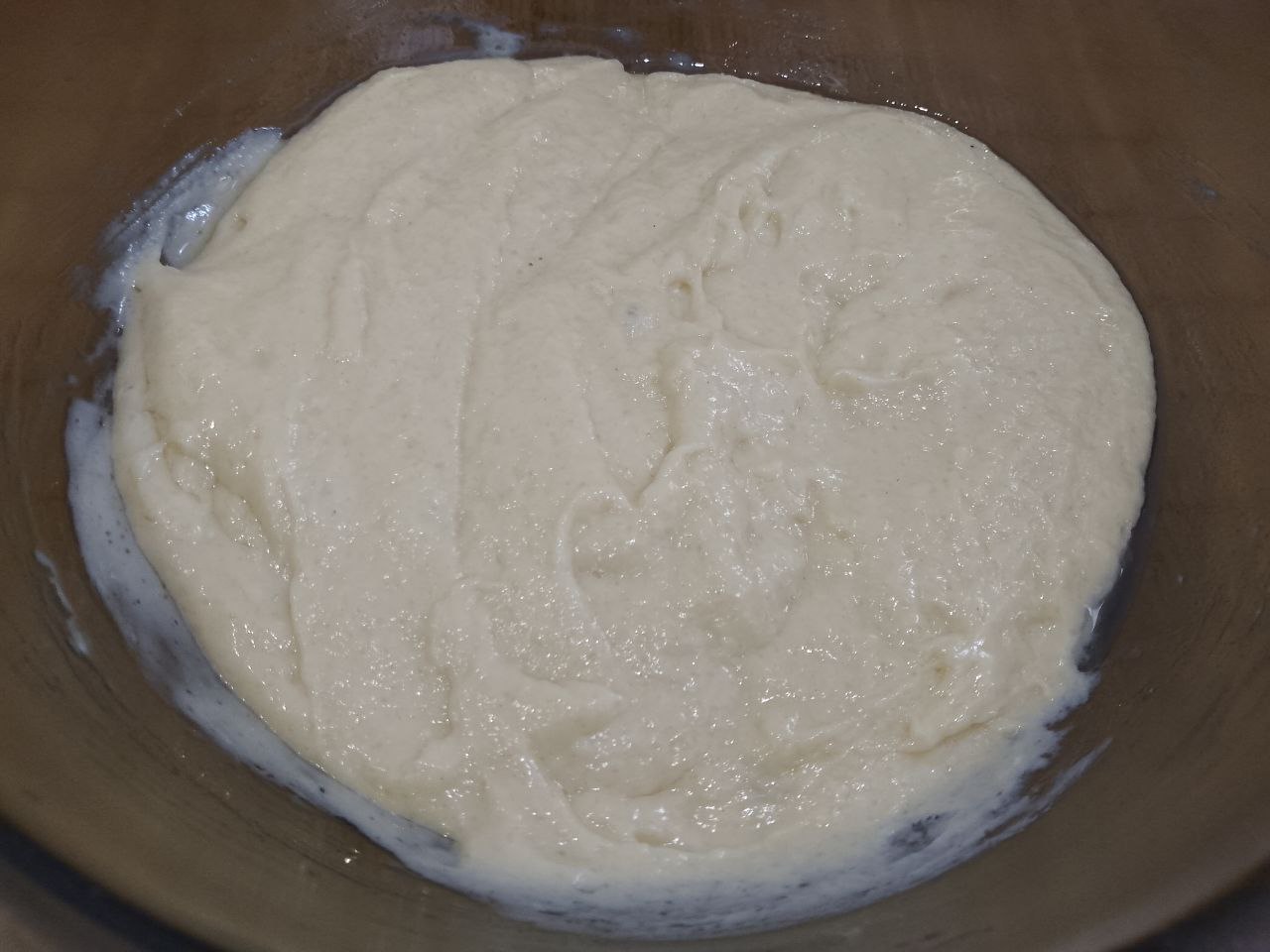 Мягкие вафли с ягодами, просто и вкусно: Муку добавляем в смесь и размешиваем до однородного состояния.