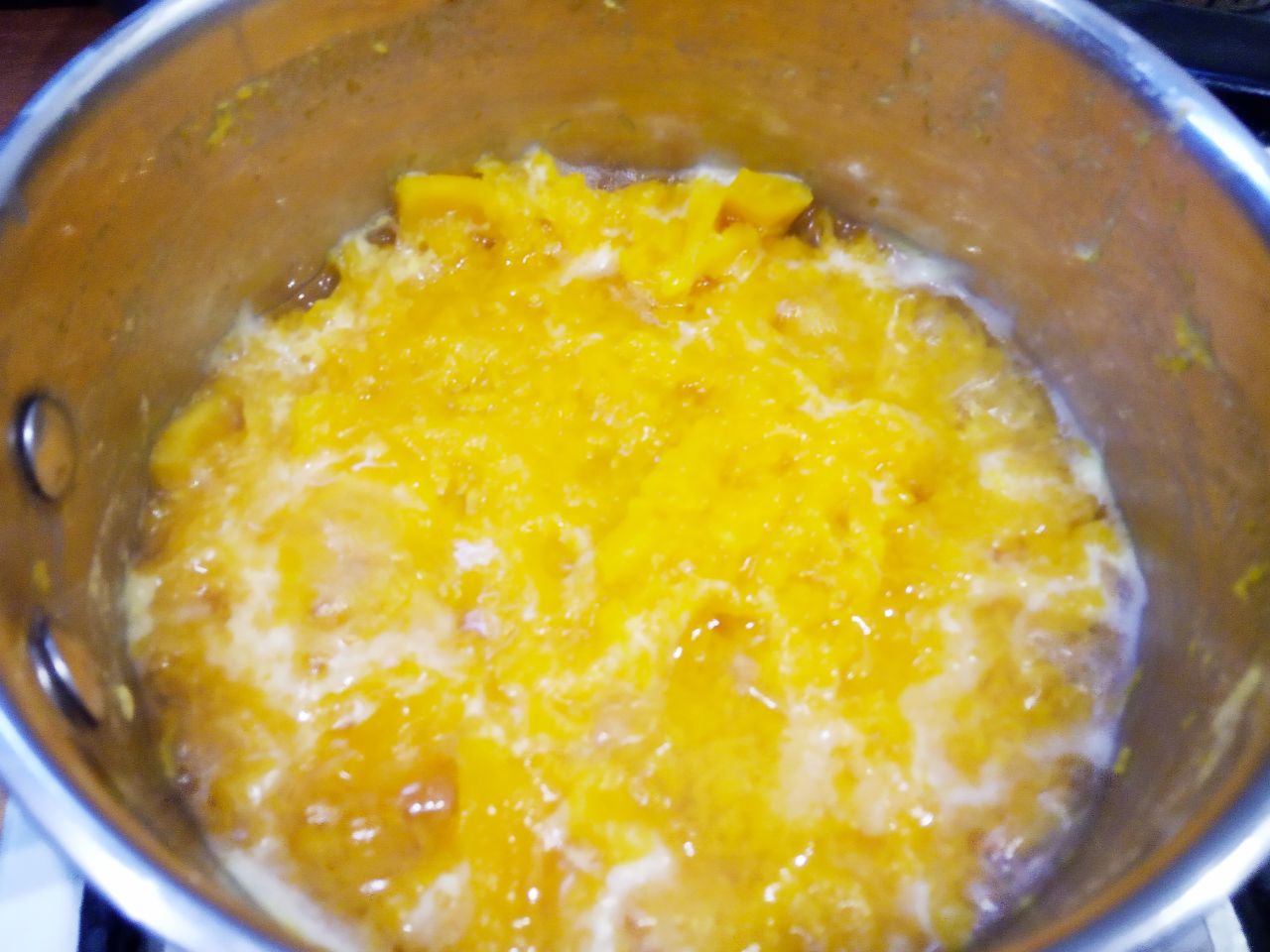 Простой рецепт тыквенной каши с манной крупой и изюмом: Сотейник ставим на огонь и доводим до кипения, снимаем пену.