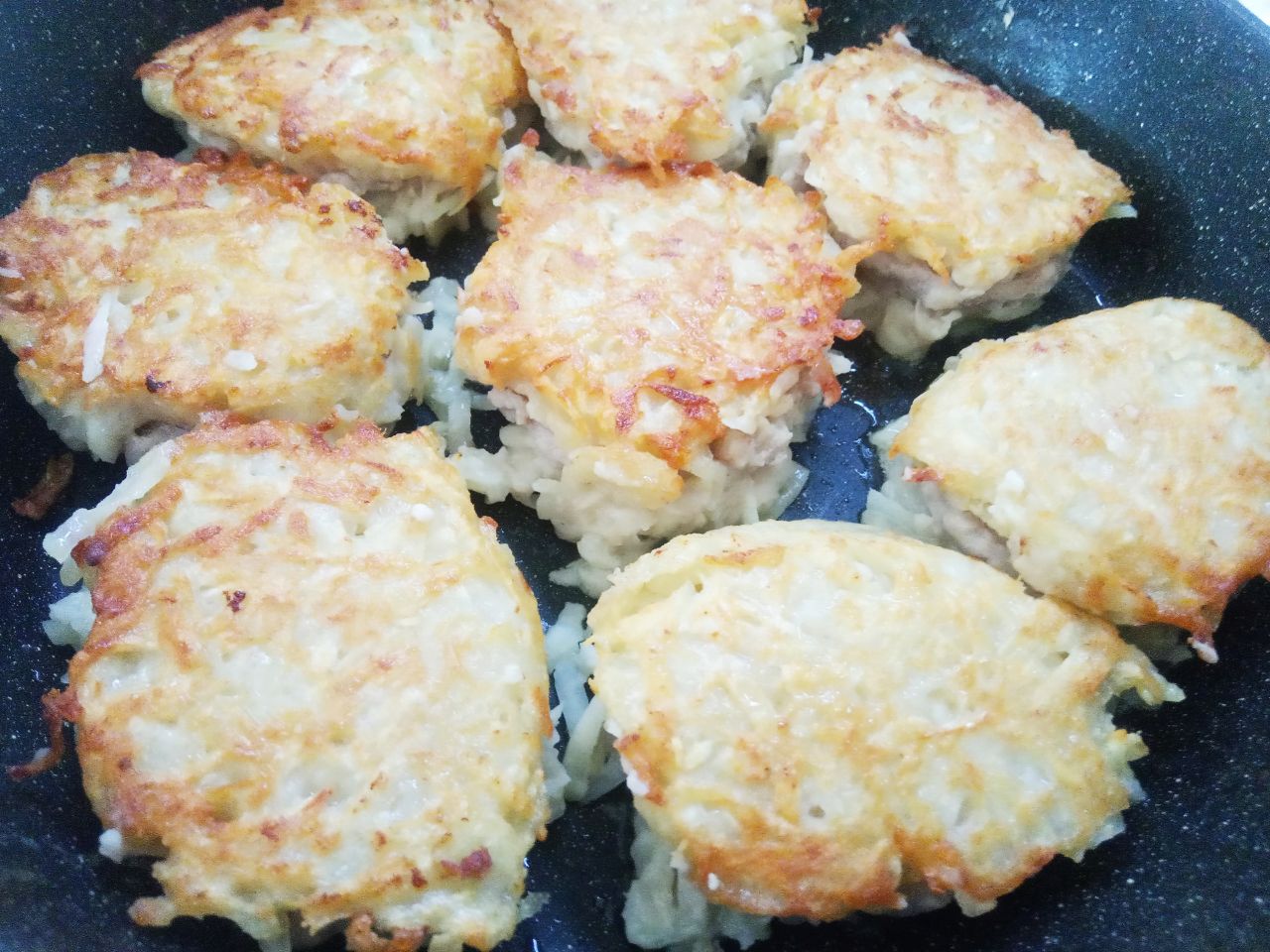 Картофельные колдуны с фаршем и сыром, вкусно и сытно: Обжариваем с двух сторон до золотистой корочки.