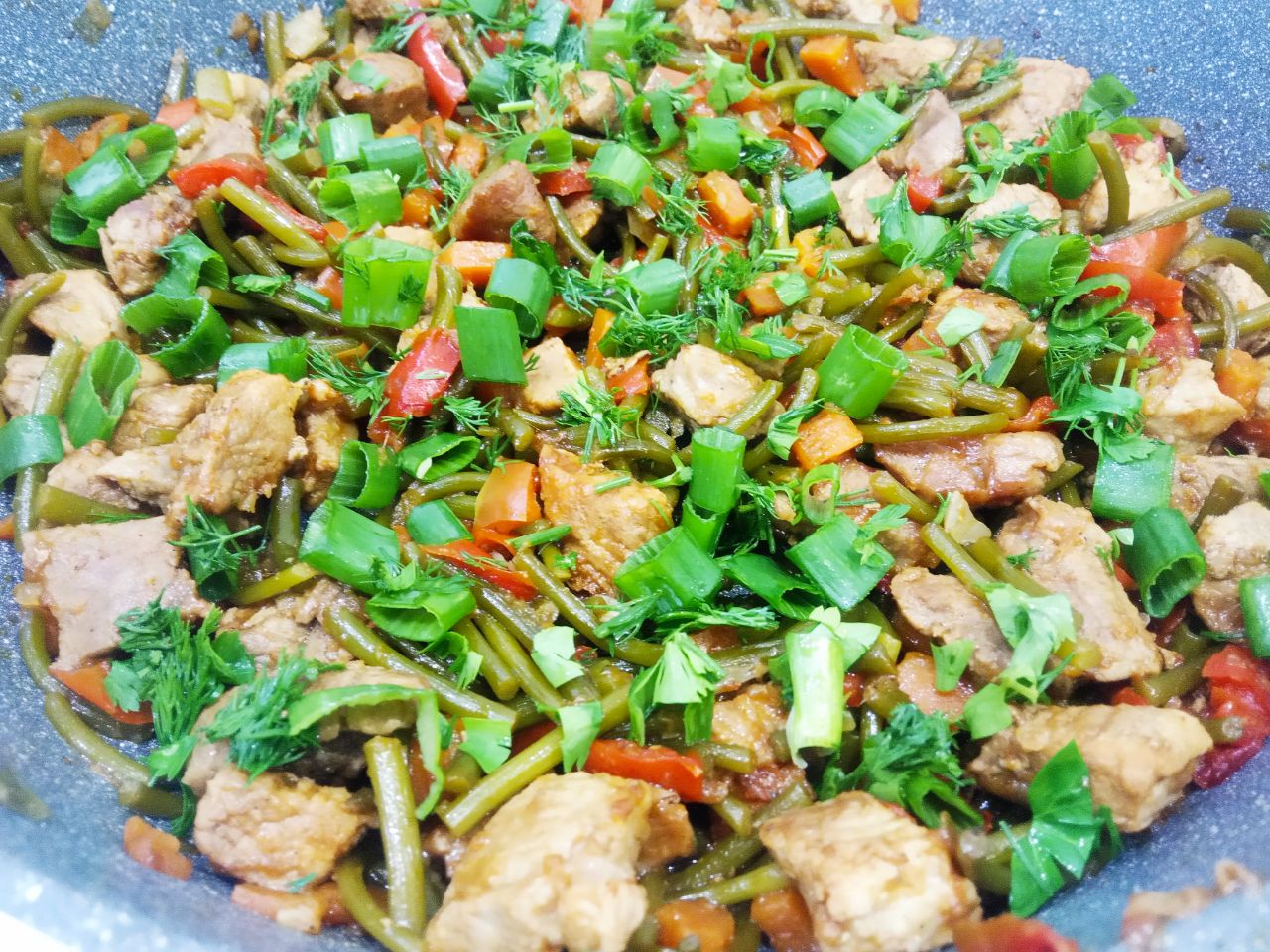 Чесночные стрелки с мясом и овощами тушеные в соевом соусе, вкусные и аппетитные: Добавляем измельченную зелень и снимаем с огня.