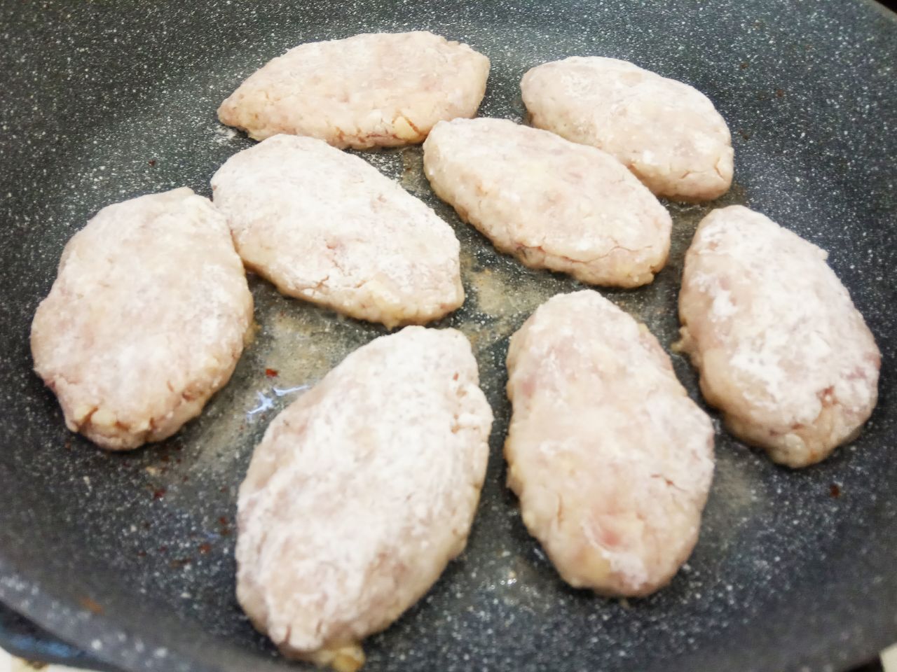 Домашние котлеты из фарша, пюре и сыра, вкусные и сытные: Сковороду разогреваем, наливаем растительное масло и укладываем котлеты.