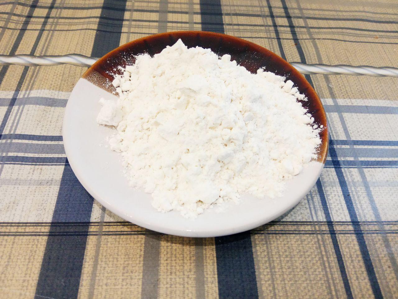 Капустные оладьи, вкусно и просто: Добавляем к капусте сметану и муку, массу тщательно перемешиваем.