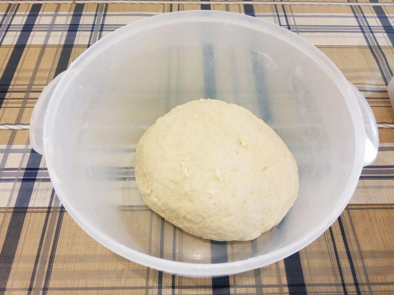 Сосиски в тесте и пампушки в чесночной заливке, вкусно и просто: Выливаем в муку оставшийся кефир, взбитые яйца, измельченный маргарин, растительное масло и разведенные