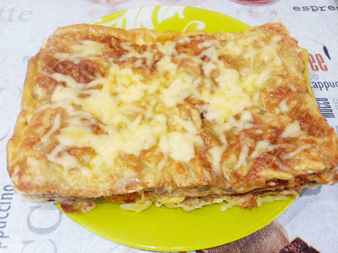 Торт вафельный с начинкой из фарша, моркови и грибов