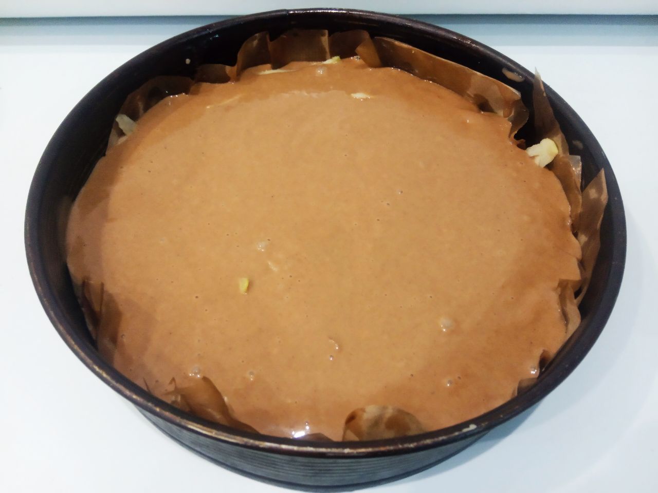 Шоколадный пирог на молоке с яблоками, вкусный и аппетитный: Выливаем оставшееся тесто на яблочные ломтики.