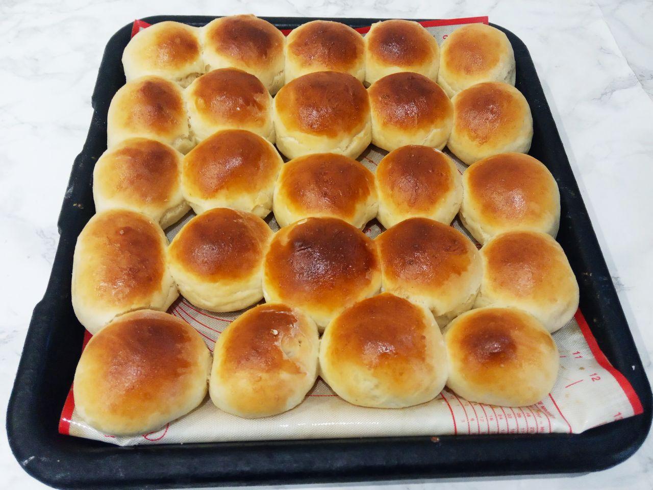 Сосиски в тесте и пампушки в чесночной заливке, вкусно и просто: Затем пампушки смазываем яйцом и ставим в духовку, выпекаем при 200 С до готовности.
