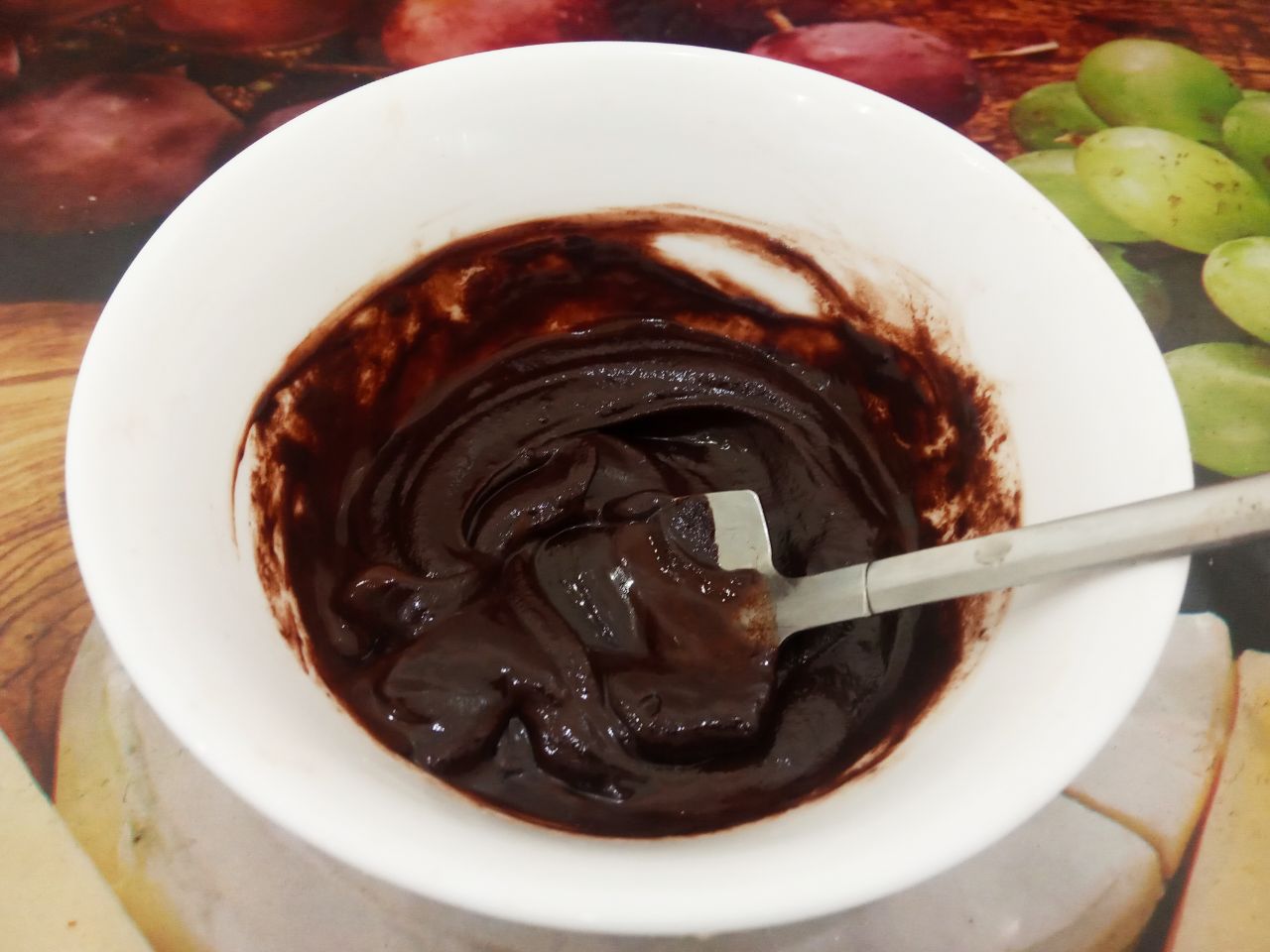 Рулет из бисквитного теста с шоколадом и джемом, вкусный и аппетитный: Шоколад со сливочным маслом растапливаем на водяной бане, размешиваем до однородного состояния и покрываем