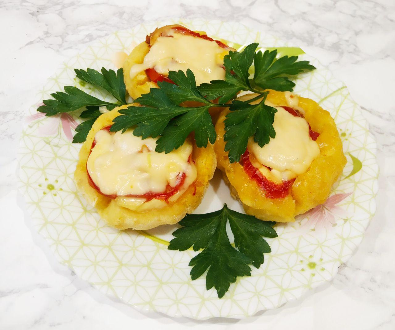 Картофельные ватрушки с мясной начинкой и сыром: Подаем картофельные ватрушки к столу ещё теплыми и к ватрушкам подаем соус или сметану.