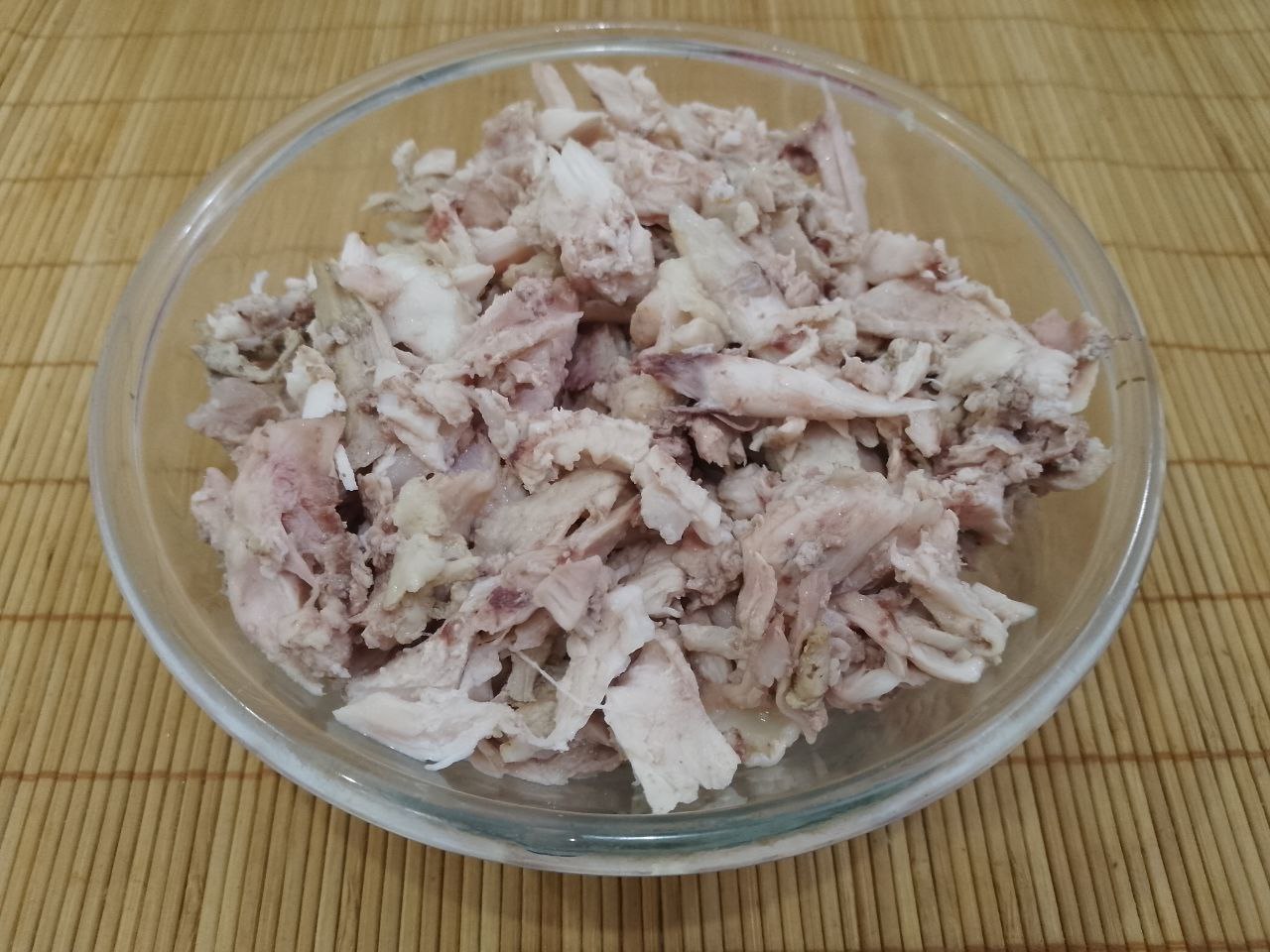 Горячие бутерброды с куриным мясом и сыром, сытные и аппетитные: Куриное мясо отвариваем со специями до готовности. Мясо отделяем от костей и мелко нарезаем.