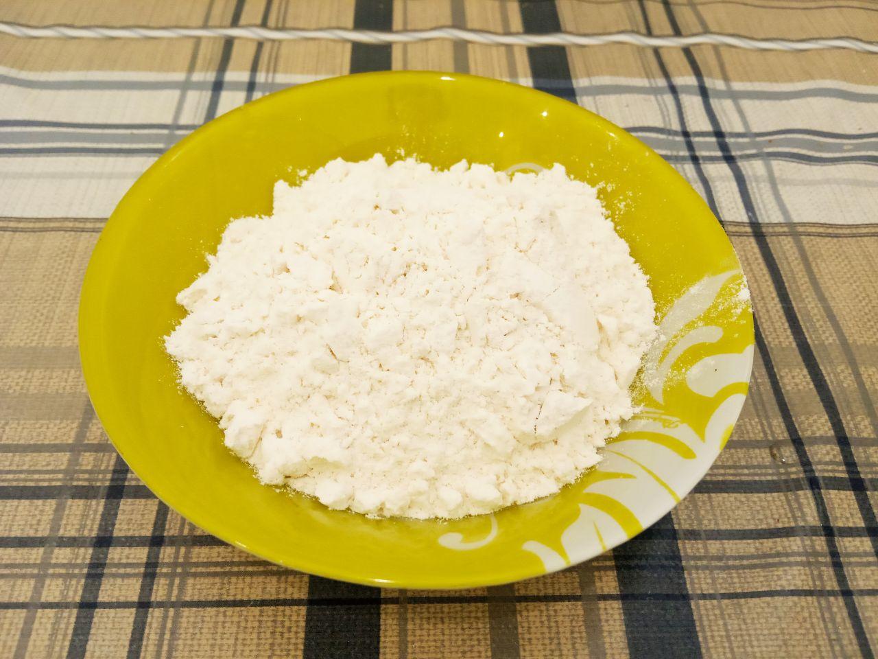 Простой рецепт оладий из кабачков, сытно и вкусно: Туда же кладем муку и соль по вкусу. Тщательно размешиваем.