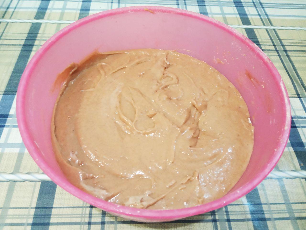 Простой рецепт шоколадного пирога с яблоками и заварным кремом: Муку смешиваем с какао и просеиваем через мелкое сито. Добавляем в размешанную смесь, размешиваем миксером с