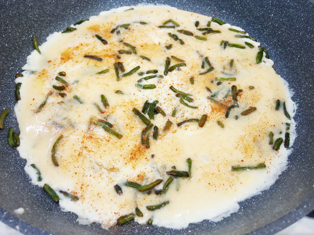 Вкусный и аппетитный завтрак из омлета, чесночных стрелок и сыра: Заливаем взбитыми яйцами и посыпаем красным или черным перцем.