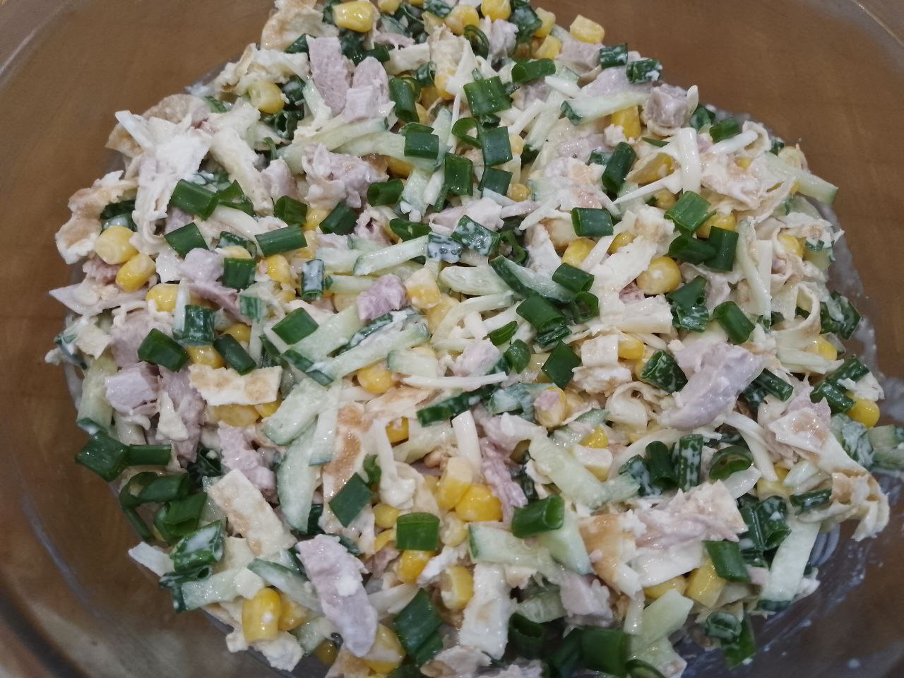 Салат вкусный и сытный из мяса, огурцов и яичных блинов: Заправляем салат майонезом по вкусу, перемешиваем.