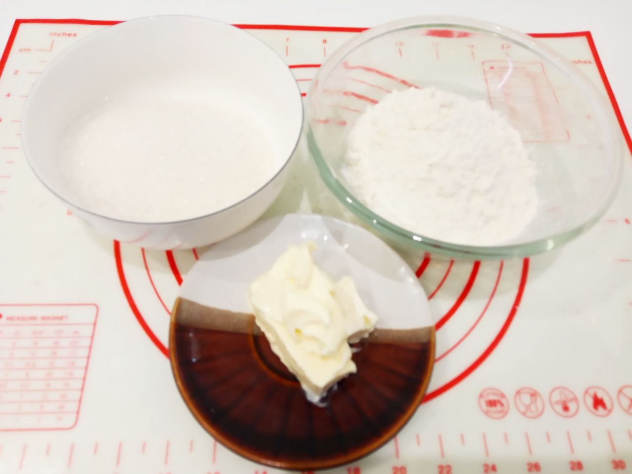 Булочки с изюмом в мучной крошке, воздушные и вкусные: Приготовим мучную крошку. Сахар смешиваем с мукой, перемешиваем.