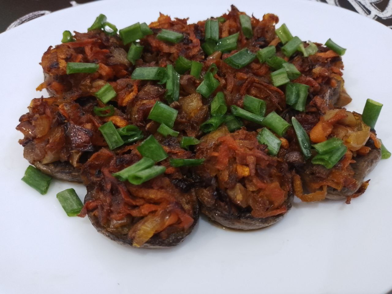Грибы запеченные в духовке с морковью и луком, сочные и вкусные: Достаем шампиньоны из духовки, выкладываем на блюдо и посыпаем зеленым луком.Шампиньоны подаем, как отдельное