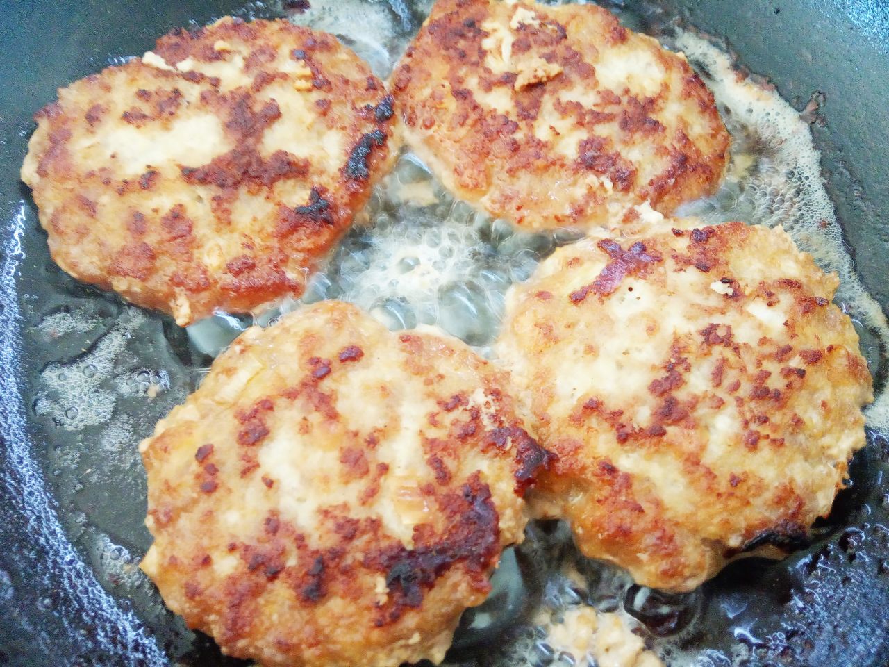 Нежные и сочные мясные оладьи, просто и вкусно: На небольшом огне обжариваем оладьи сначала с одной стороны, затем с другой стороны на слабом огне под