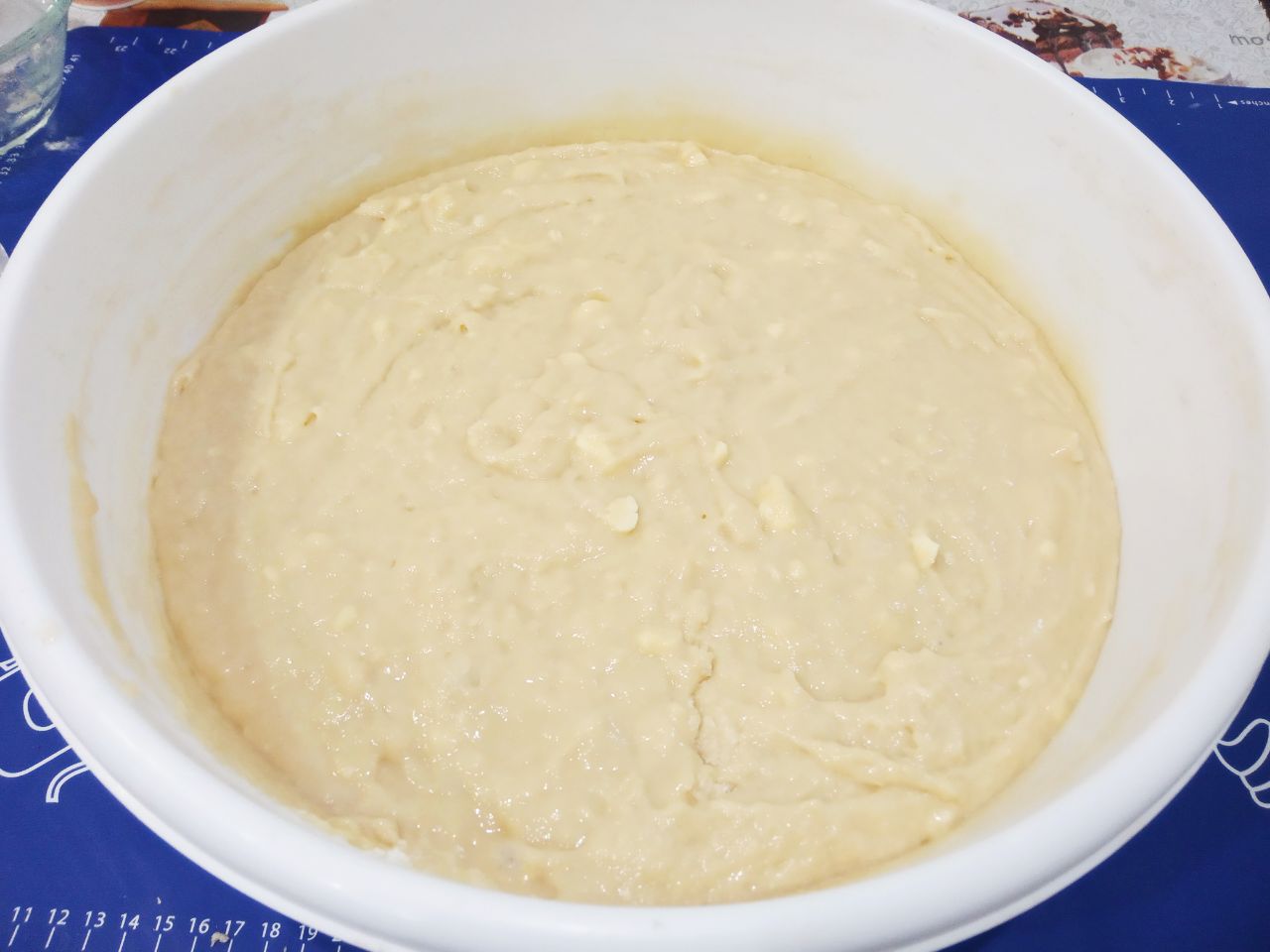 Домашние пасхальные куличи воздушные, мягкие и вкусные: Кладем кусочки размягченного масла и растительное масло, размешиваем.
