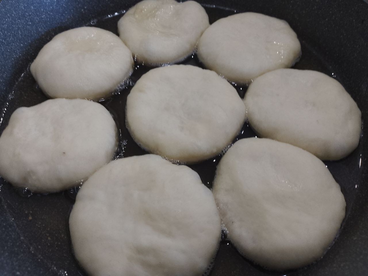 Пирожки из дрожжевого теста на сметане, с мясной начинкой, жареные на сковороде: Укладываем пирожки на сковороду и обжариваем под закрытой крышкой до золотистого цвета.