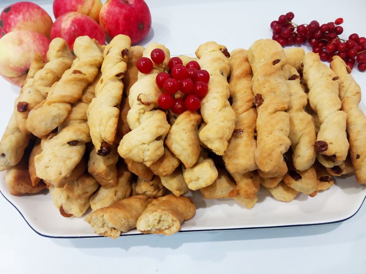 Рассыпчатое печенье с изюмом, на растительном масле: Испеченное печенье складываем на блюдо и охлажденное подаем к чаю.