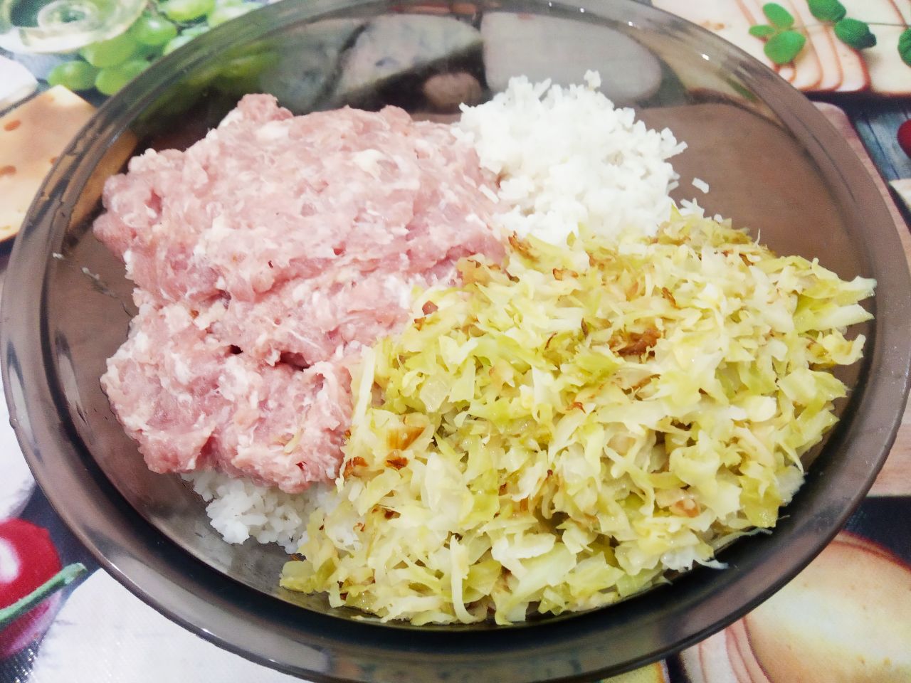 Ленивые голубцы, запеченные в духовке, вкусные и сытные: Соединяем все подготовленные ингредиенты, солим и перчим по вкусу. Массу тщательно размешиваем.