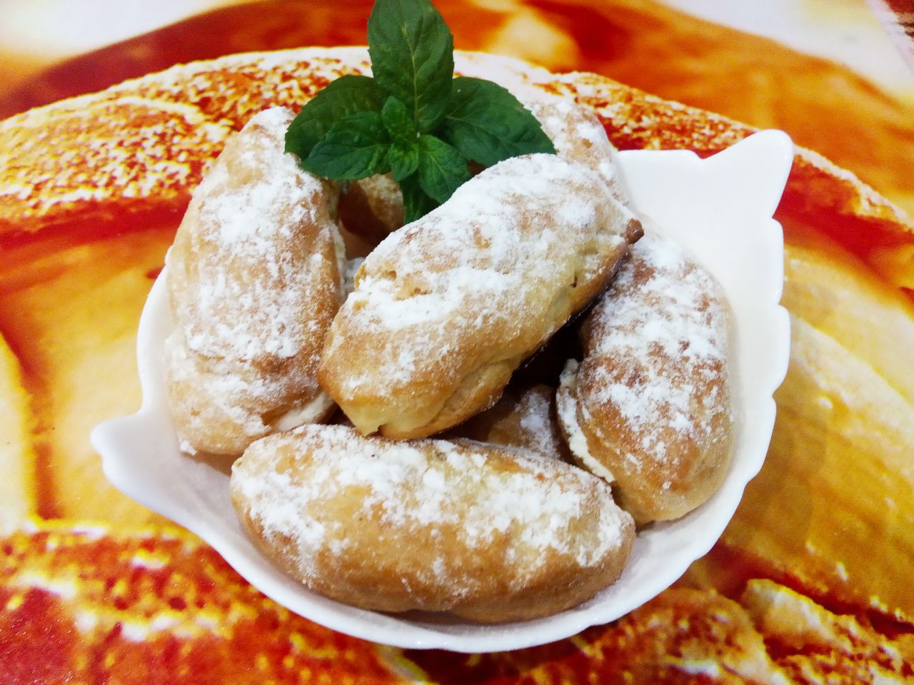 Заварные пирожные с масляным кремом, вкусные и аппетитные: Пирожные посыпаем сахарной пудрой или покрываем глазурь, складываем на поднос и подаем к чаю.