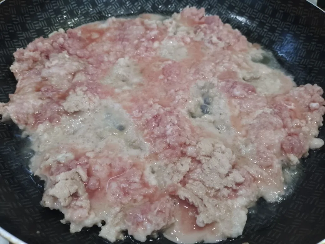 Котлеты из картофельного пюре и фарша, в яичном кляре: Фарш солим по вкусу и обжариваем до испарения жидкости.