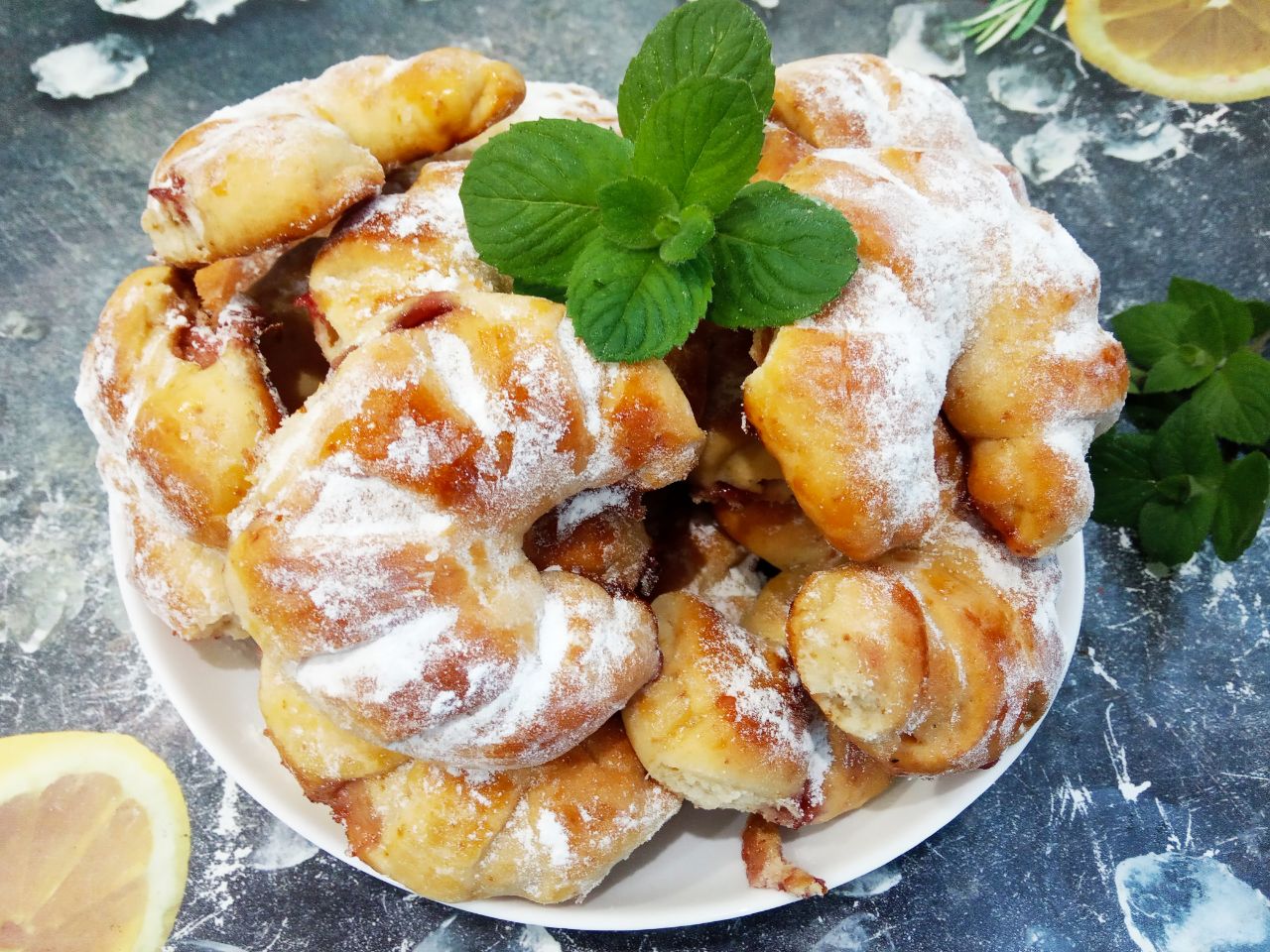 Воздушные и рассыпчатые рогалики с джемом