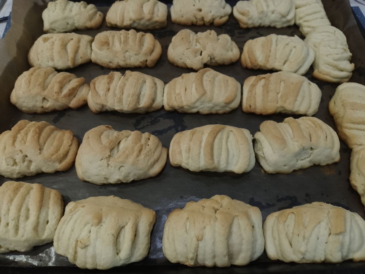 Песочное лимонное печенье, ароматное и вкусное: Духовку разогреваем до 180 С и ставим печенье для выпекания. Выпекаем печенье до готовности около 15 минут.