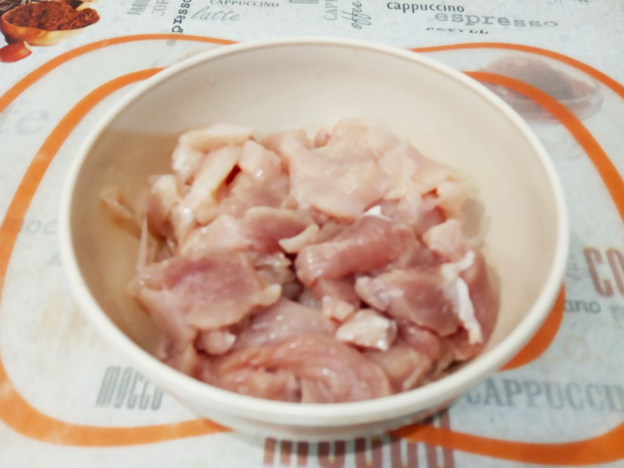 Макаронные гнёзда с мясом и сыром, в соусе: Я приготовила с нежирным мясом свинины, промываем мясо хорошо водой, просушиваем и разрезаем на маленькие