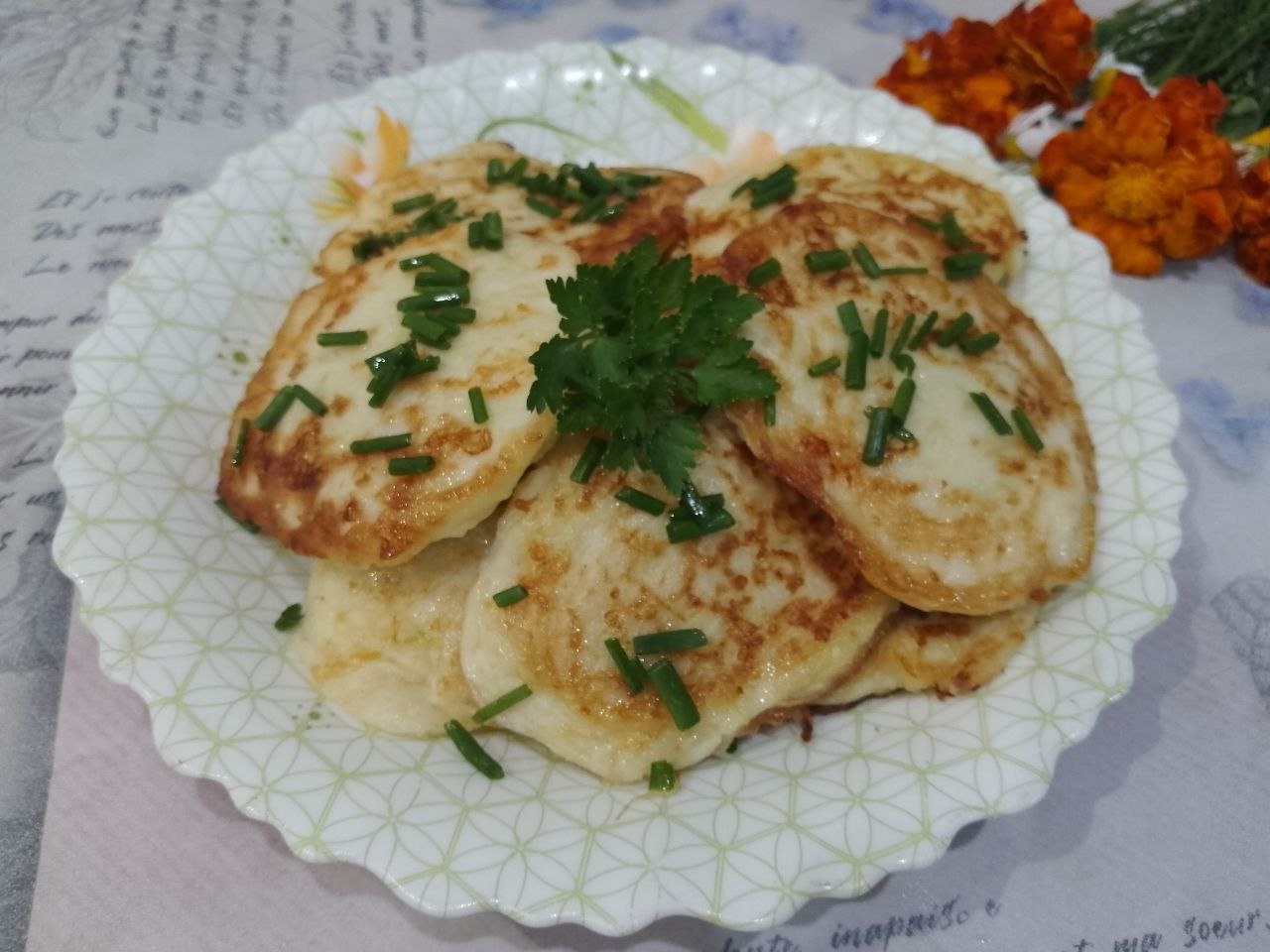 Оладьи из кабачков и сыра, просто и вкусно: Оладьи выкладываем на блюдо и посыпаем зеленью.