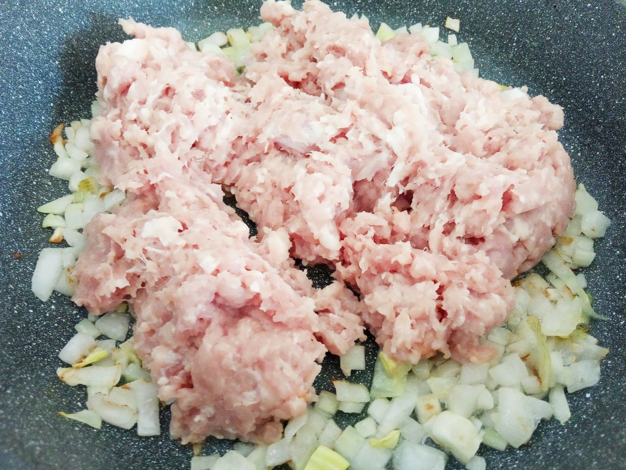Жареные пирожки из творожного теста, с фаршем и луком, вкусные и аппетитные: Кладем фарш, солим и перчим по вкусу, добавляем соевый соус и обжариваем до готовности.