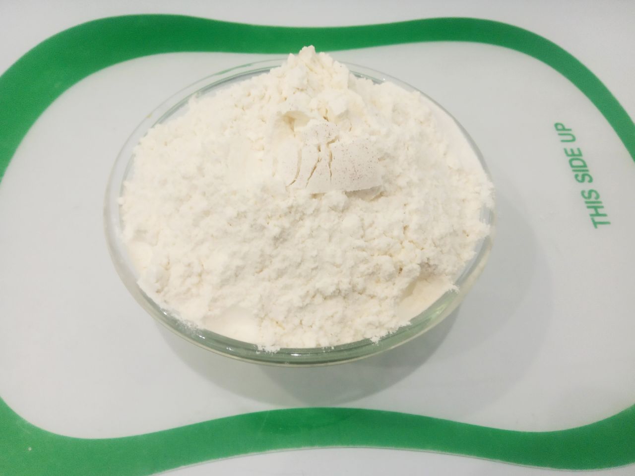 Кофейное печенье, рассыпчатое и песочное: Муку просеиваем через мелкое сито и добавляем в смесь сначала половину муки, размешиваем.