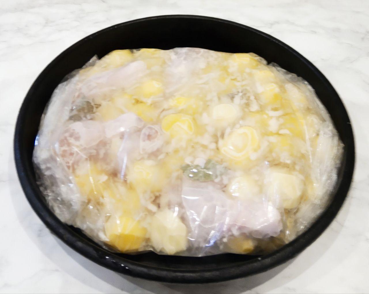Просто и вкусно, запеченный картофель в рукаве: Рукав для запекания отрезаем нужного размера и наполняем равномерно картофелем. На противне рукав с двух