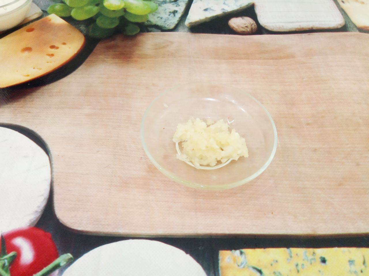 Баклажаны тушеные в сметане, просто и вкусно: Чеснок очищаем, промываем и пропускаем через пресс.