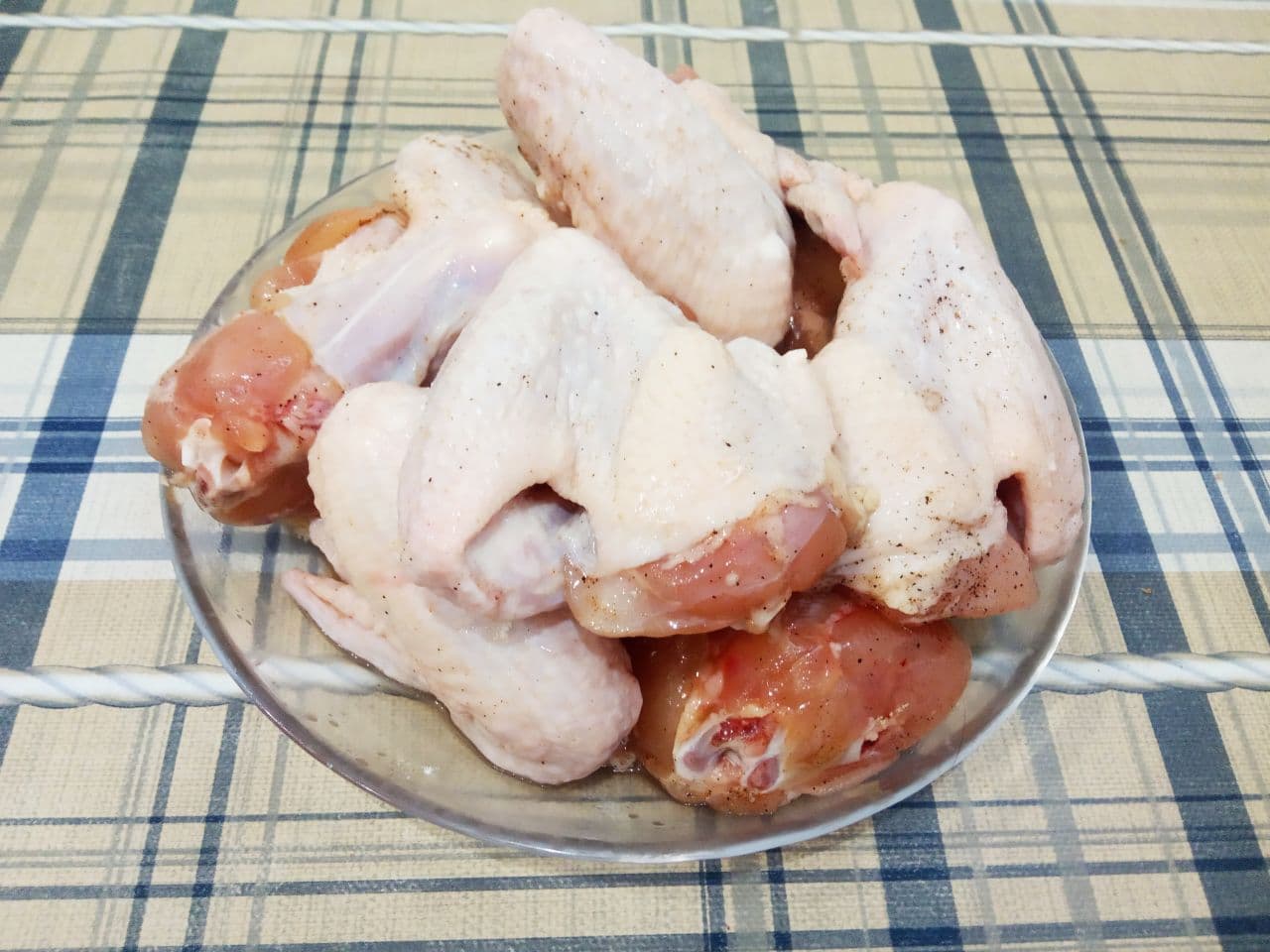 Сочные, аппетитные куриные крылышки в соевом соусе, яичном кляре и сухарях, запеченные в духовке: Крылышки хорошо промываем водой и просушиваем.