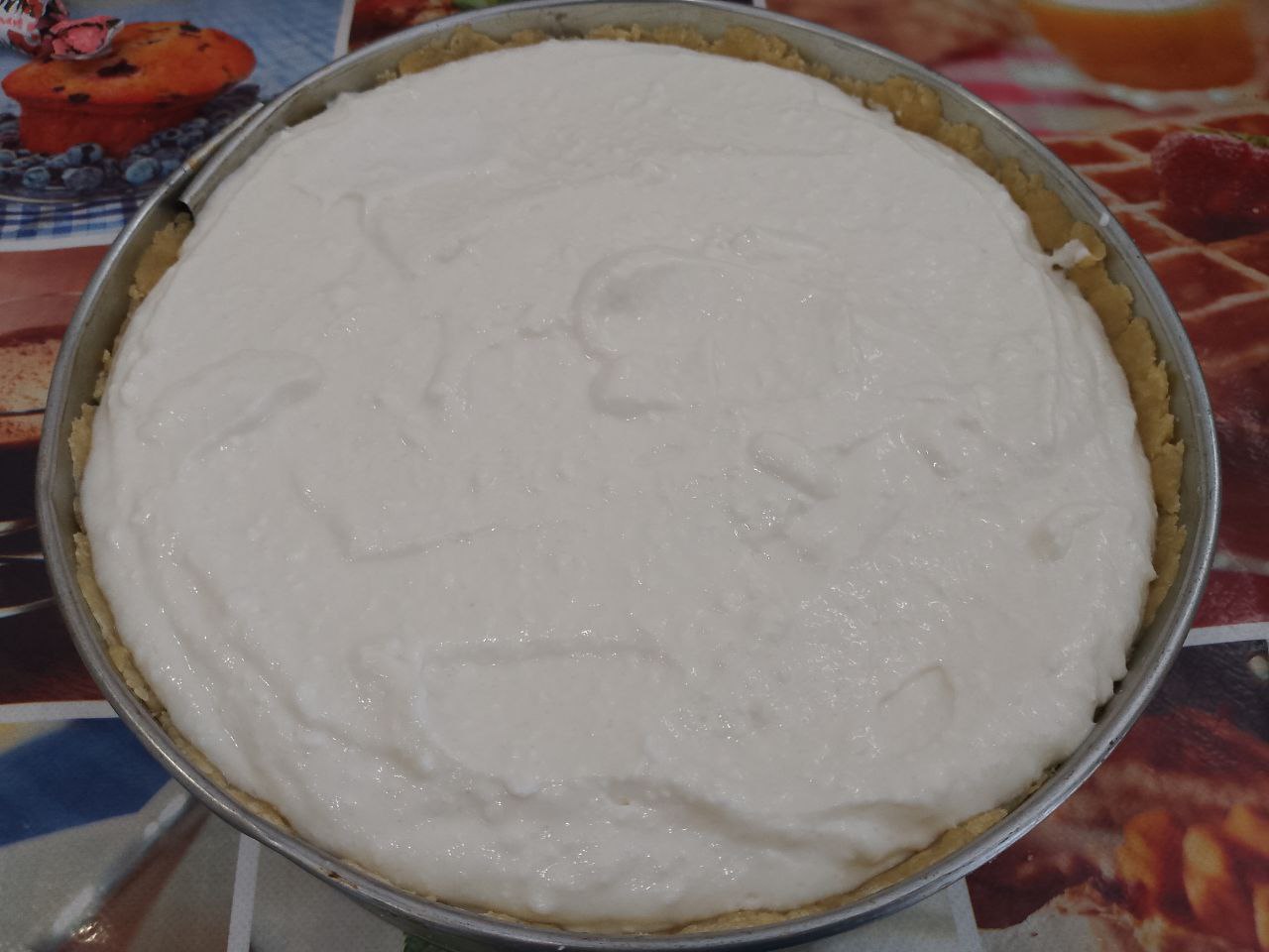 Пирог из песочной крошки, творожной начинки и ягод клубники: На крошку выкладываем творожную начинку, разравниваем.