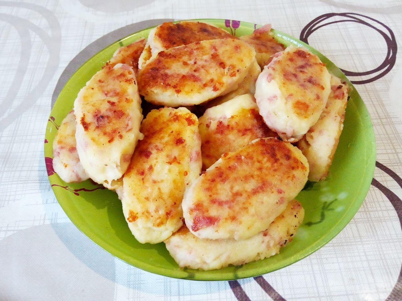 Котлеты из картофельного пюре, ветчины и сыра, просто и вкусно: Обжариваем котлеты с двух сторон до хрустящей аппетитной корочки.