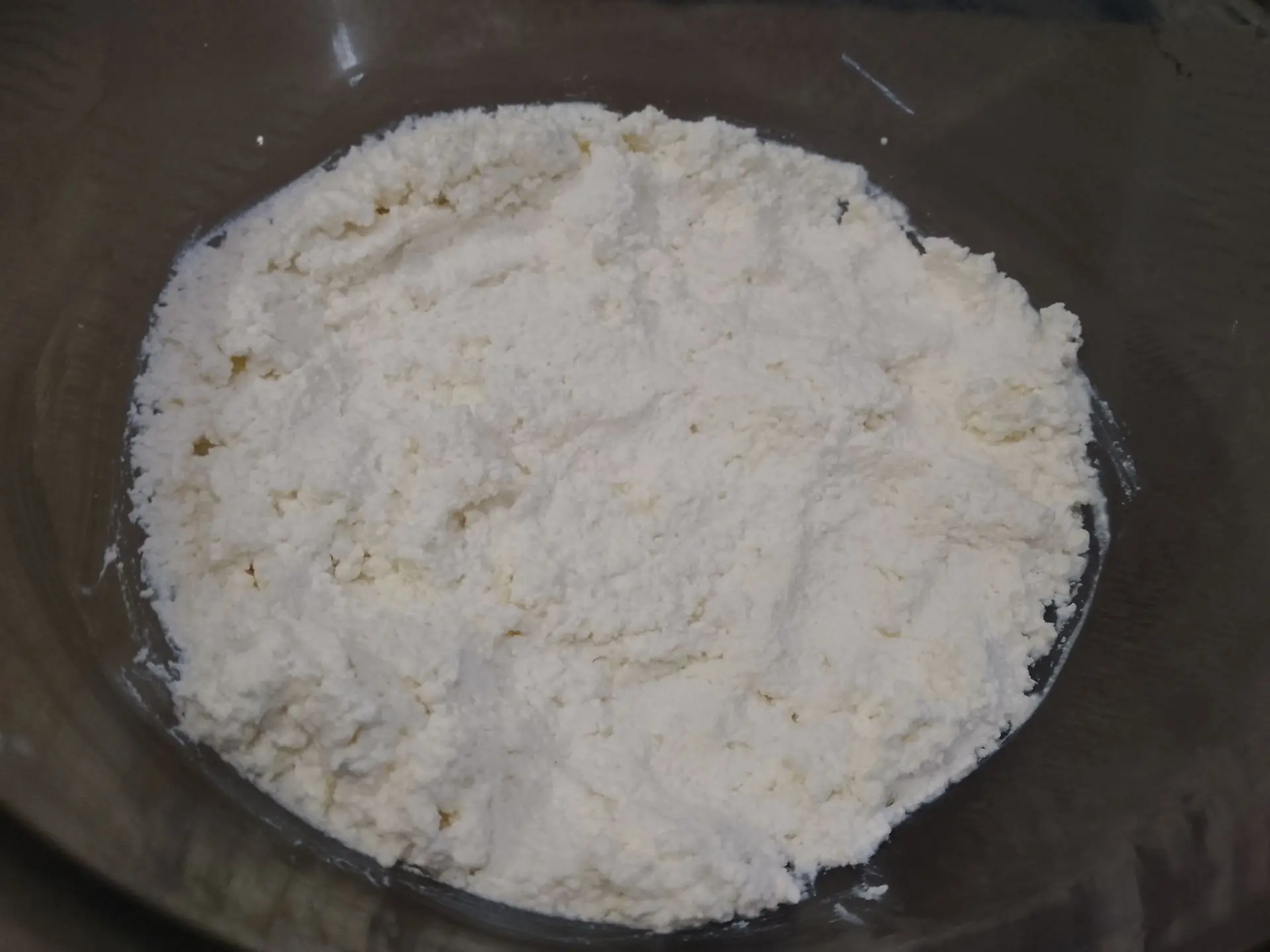 Песочный пирог с начинкой из творога, взбитых белков и ягод клубники: Приготовим начинку, творог тщательно растираем.